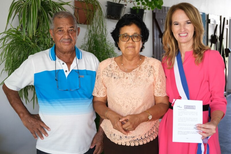Ils se prénomment Marie-Brigitte et Georget. Ces deux Saint-Paulois célèbrent ce jeudi 5 janvier 2023 leurs 50 ans de mariage à leur kaz de la rue MERCADET dans le quartier de l’Étang. Les époux ARAUX, mariés à l’Hôtel de Ville de Saint-Paul, ont d’abord vécu leur histoire d’amour dans la rue Saint-Louis.