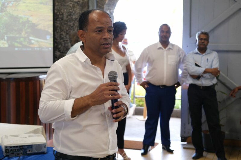 L'accueil des nouveaux arrivants dans la collectivité se tient à la salle de conférence du Quai Gilbert située sur le front de mer de Saint-Paul ce mardi 17 janvier 2023. Le Maire de Saint-Paul, Emmanuel SÉRAPHIN, vient directement rencontrer 37 agents nouvellement affectés à la restauration scolaire.