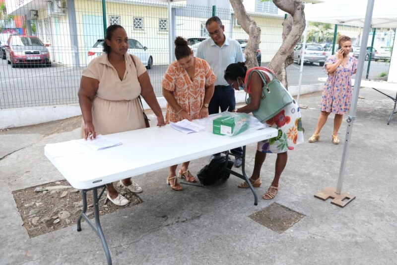 L'accueil des nouveaux arrivants dans la collectivité se tient à la salle de conférence du Quai Gilbert située sur le front de mer de Saint-Paul ce mardi 17 janvier 2023. Le Maire de Saint-Paul, Emmanuel SÉRAPHIN, vient directement rencontrer 37 agents nouvellement affectés à la restauration scolaire.