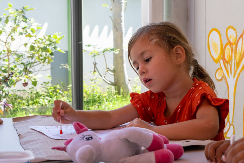 Les centres de loisirs animent le territoire Saint-Paulois. Plus de 21 structures d’Accueils de loisirs sans hébergement (ALSH) proposent aux marmay un panel d’activités diversifiées et du 2 au 19 janvier 2022 dans les Bassins de vie de Saint-Paul. Ambiance avec les photos prises à l'école maternelle de l'Étang.