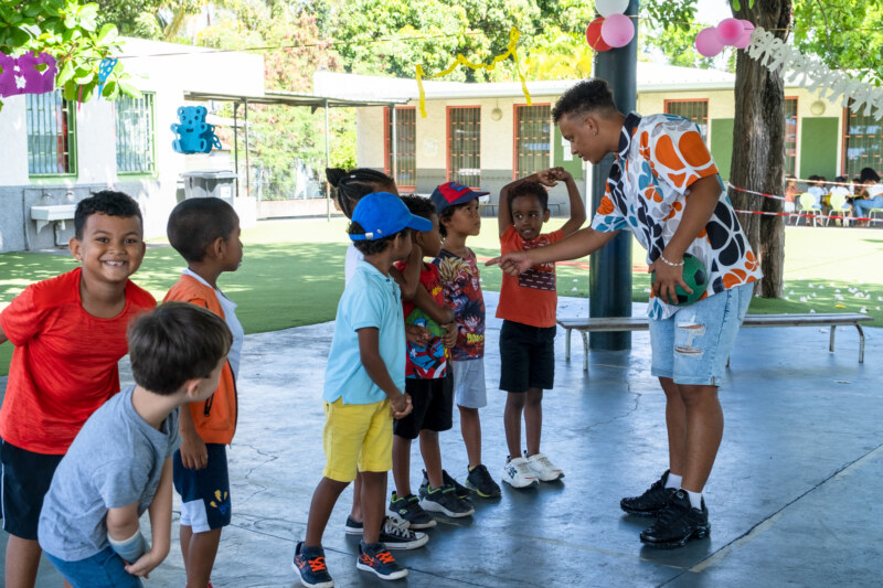 Les centres de loisirs animent le territoire Saint-Paulois. Plus de 21 structures d’Accueils de loisirs sans hébergement (ALSH) proposent aux marmay un panel d’activités diversifiées et du 2 au 19 janvier 2022 dans les Bassins de vie de Saint-Paul. Ambiance avec les photos prises à l'école maternelle de l'Étang.