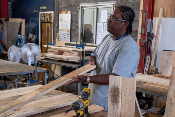 Visite des Ateliers Chantiers d'Insertion : La zone artisanale de Cambaie accueille l’association Les Palettes de Marguerite. Cette structure gère trois Ateliers Chantiers d’Insertion menés sur le Territoire de la Côte Ouest. Les Palettes de Marguerite valorisent le bois de palettes.