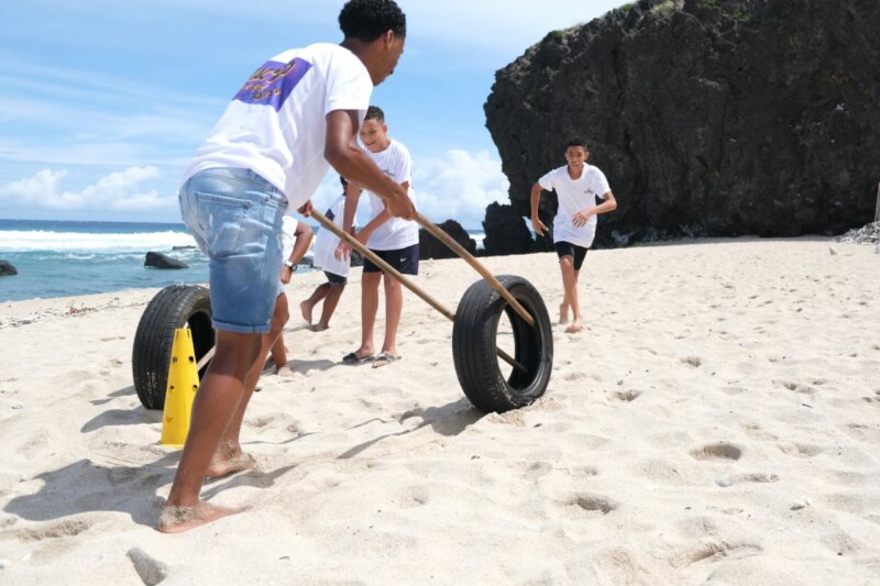 Parcours d’obstacle, sports de plage, structures gonflables… La belle plage du Cap Homard est le théâtre d’une méga beach party ce samedi 21 janvier 2023. Cet événement festif accueille des ados pour terminer les vacances en beauté.