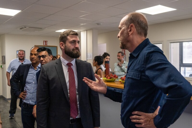 Le Maire de Saint-Paul, Emmanuel SÉRAPHIN, accueille le Député européen, le Bulgare, Andrey NOVAKOV, accompagné du Député européen, le Réunionnais, Younous OMARJEE, et du Député de la 7ème circonscription, Perceval GAILLARD, également Conseiller municipal de Saint-Paul, ce mardi 10 janvier 2023. Tous visitent la société de production et le studio d'animation français, GAO SHAN PICTURES.