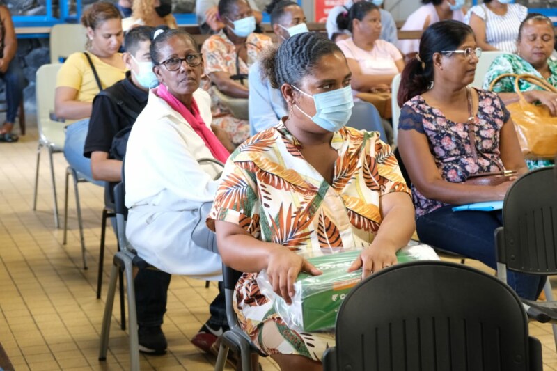 L'accueil des nouveaux arrivants dans la collectivité se tient à la salle de conférence du Quai Gilbert située sur le front de mer de Saint-Paul ce mardi 17 janvier 2023. Le Maire de Saint-Paul, Emmanuel SÉRAPHIN, vient directement rencontrer 37 agents nouvellement affectés à la restauration scolaire.