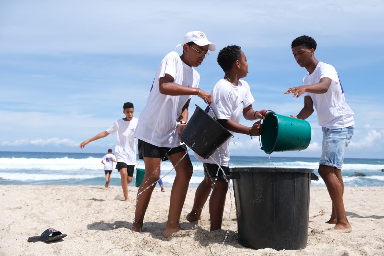 Parcours d’obstacle, sports de plage, structures gonflables… La belle plage du Cap Homard est le théâtre d’une méga beach party ce samedi 21 janvier 2023. Cet événement festif accueille des ados pour terminer les vacances en beauté.