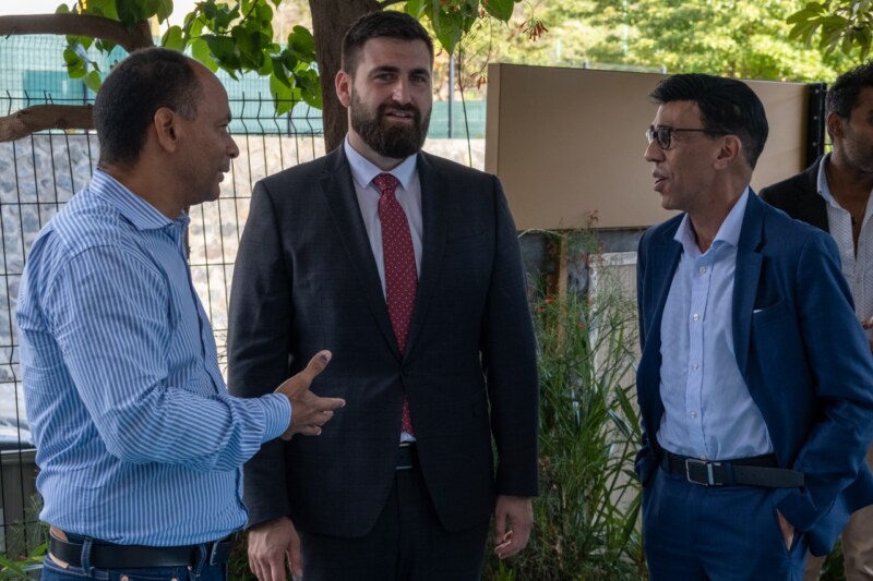 Le Maire de Saint-Paul, Emmanuel SÉRAPHIN, accueille le Député européen, le Bulgare, Andrey NOVAKOV, accompagné du Député européen, le Réunionnais, Younous OMARJEE, et du Député de la 7ème circonscription, Perceval GAILLARD, également Conseiller municipal de Saint-Paul, ce mardi 10 janvier 2023. Tous visitent la société de production et le studio d'animation français, GAO SHAN PICTURES.