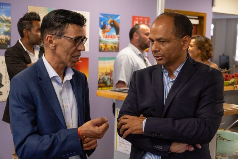 Le Maire de Saint-Paul, Emmanuel SÉRAPHIN, accueille le Député européen, le Bulgare, Andrey NOVAKOV, accompagné du Député européen, le Réunionnais, Younous OMARJEE, et du Député de la 7ème circonscription, Perceval GAILLARD, également Conseiller municipal de Saint-Paul, ce mardi 10 janvier 2023. Tous visitent la société de production et le studio d'animation français, GAO SHAN PICTURES.