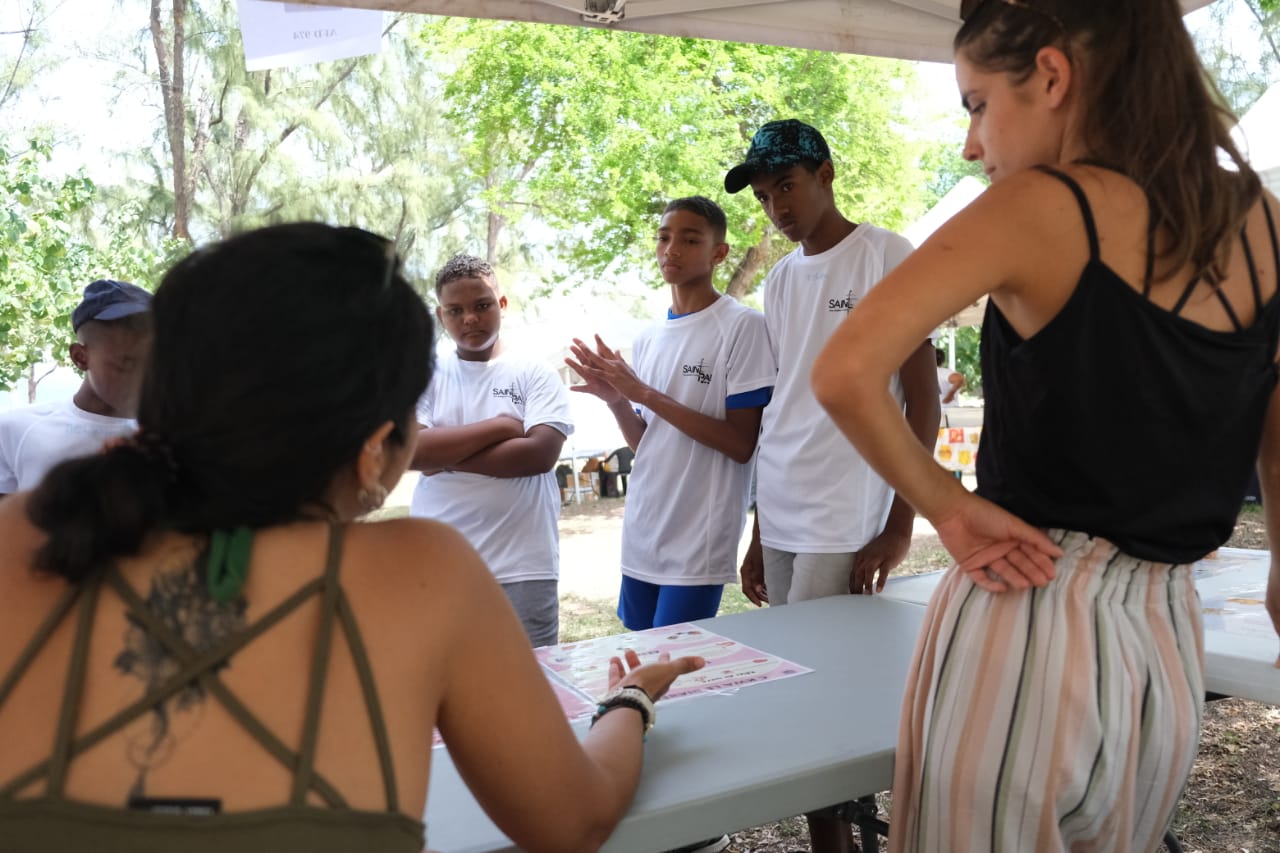 Parcours d’obstacle, sports de plage, structures gonflables… La belle plage du Cap Homard est le théâtre d’une méga beach party ce samedi 21 janvier 2023. Cet événement festif accueille des ados pour terminer les vacances en beauté.