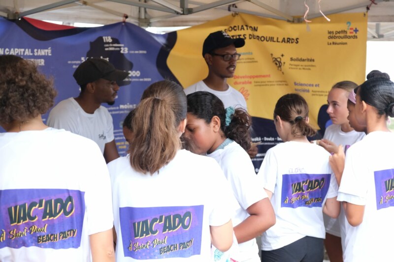 Parcours d’obstacle, sports de plage, structures gonflables… La belle plage du Cap Homard est le théâtre d’une méga beach party ce samedi 21 janvier 2023. Cet événement festif accueille des ados pour terminer les vacances en beauté.