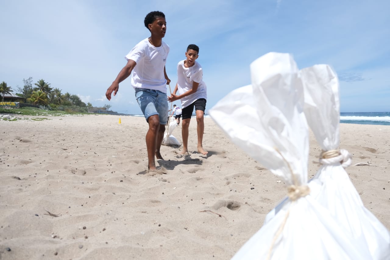 Parcours d’obstacle, sports de plage, structures gonflables… La belle plage du Cap Homard est le théâtre d’une méga beach party ce samedi 21 janvier 2023. Cet événement festif accueille des ados pour terminer les vacances en beauté.