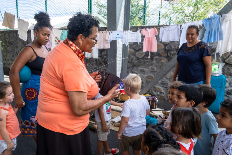Découvrez le reportage sur la journée intergénérationnelle organisée à l’école Evenor-LUCAS à Boucan Canot ce mercredi 11 janvier 2023. Les marmay et les gramouns de Saint-Paul, Ville Amie des Enfants mais aussi Ville Amie des Aînés, animent la cour de l’établissement.