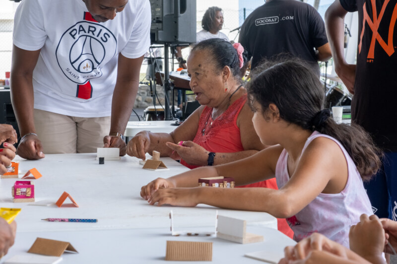 Découvrez le reportage sur la journée intergénérationnelle organisée à l’école Evenor-LUCAS à Boucan Canot ce mercredi 11 janvier 2023. Les marmay et les gramouns de Saint-Paul, Ville Amie des Enfants mais aussi Ville Amie des Aînés, animent la cour de l’établissement.