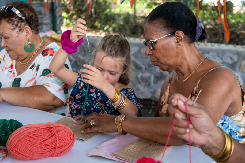 Découvrez le reportage sur la journée intergénérationnelle organisée à l’école Evenor-LUCAS à Boucan Canot ce mercredi 11 janvier 2023. Les marmay et les gramouns de Saint-Paul, Ville Amie des Enfants mais aussi Ville Amie des Aînés, animent la cour de l’établissement.