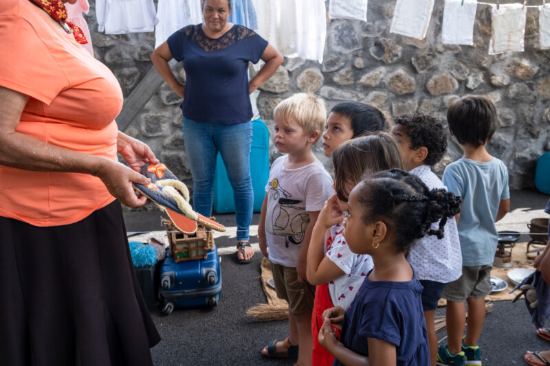 Découvrez le reportage sur la journée intergénérationnelle organisée à l’école Evenor-LUCAS à Boucan Canot ce mercredi 11 janvier 2023. Les marmay et les gramouns de Saint-Paul, Ville Amie des Enfants mais aussi Ville Amie des Aînés, animent la cour de l’établissement.