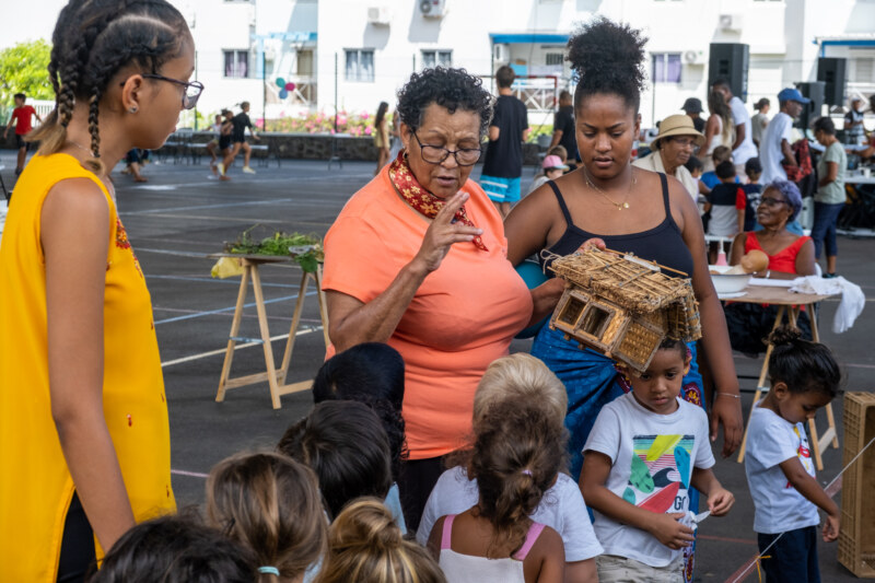 Découvrez le reportage sur la journée intergénérationnelle organisée à l’école Evenor-LUCAS à Boucan Canot ce mercredi 11 janvier 2023. Les marmay et les gramouns de Saint-Paul, Ville Amie des Enfants mais aussi Ville Amie des Aînés, animent la cour de l’établissement.
