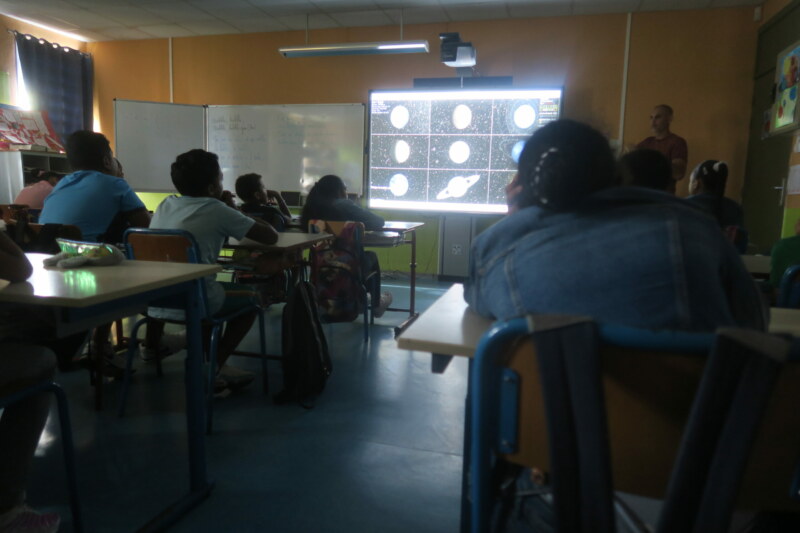 Dans le cadre de la convention signée entre l’association PIKALI OI et la Ville de Saint-Paul, les actions de sensibilisation dans les écoles des différents Bassins de vie se poursuivent. ce partenariat permet de mener des actions de sensibilisation aux sciences spatiales dans les établissements scolaires du territoire, dans le cadre de son Programme Éducatif Global.