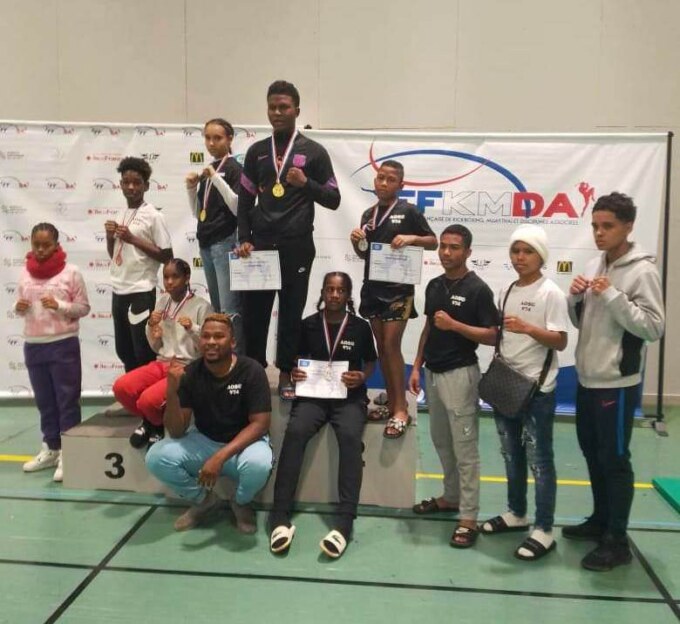 10 jeunes de l'Association Omnisports (AOSG) de Saint-Gilles ont participé au championnat de France de kick-boxing qui a eu lieu au complexe sportif des Darcins en Auvergne Rhône-Alpes les 5 et 6 février 2023. 