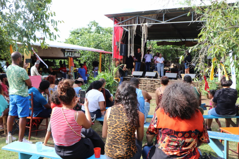 La restitution des ateliers Culture et Hôpital intitulés « Kabar avec Zanmari BARÉ » se déroule ce jeudi 23 mars 2023 à KAZKABAR, lieu emblématique de la culture créole situé dans le quartier saint-paulois de Bois Rouge.
