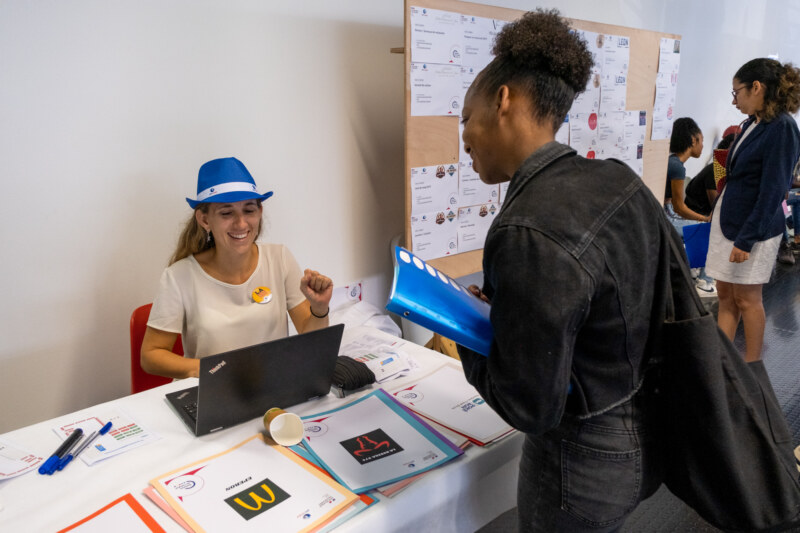 Une nouvelle édition de la Journée de l’Emploi se tient au Centre Culturel d’Art et de Culture, CIMENDEF, ce mercredi 8 mars 2023. Cette manifestation, pilotée par le Pôle Emploi en lien étroit avec la Ville de Saint-Paul, la Mission intercommunale de l’Ouest et leurs partenaires rencontre un beau succès.
