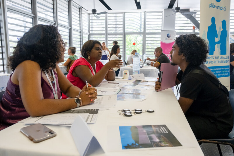 Une nouvelle édition de la Journée de l’Emploi se tient au Centre Culturel d’Art et de Culture, CIMENDEF, ce mercredi 8 mars 2023. Cette manifestation, pilotée par le Pôle Emploi en lien étroit avec la Ville de Saint-Paul, la Mission intercommunale de l’Ouest et leurs partenaires rencontre un beau succès.