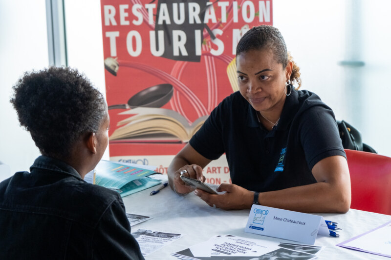 Une nouvelle édition de la Journée de l’Emploi se tient au Centre Culturel d’Art et de Culture, CIMENDEF, ce mercredi 8 mars 2023. Cette manifestation, pilotée par le Pôle Emploi en lien étroit avec la Ville de Saint-Paul, la Mission intercommunale de l’Ouest et leurs partenaires rencontre un beau succès.