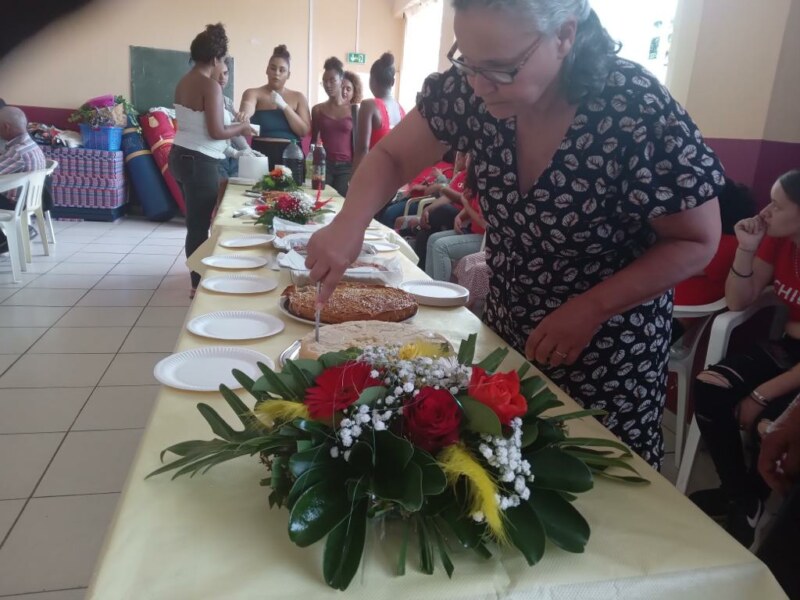 Dans le cadre du déploiement d’actions destinées “bien vieillir”, le local du Guillaume situé en dessous de la Mairie annexe a accueilli, le mardi 9 mai 2023, de 13 à 16 heures, une rencontre intergénérationnelle dédiée au bien-être entre les jeunes de la Maison Familiale et Rurale (MFR) de La Saline et des séniors du club Joie de Vivre.