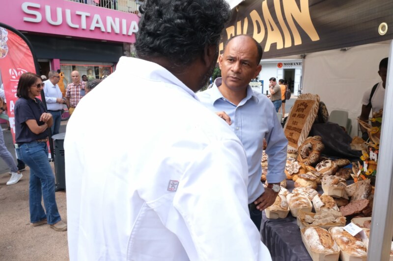 Le centre-ville de Saint-Paul vivre au rythme de la Fête du pain ce mercredi 17 mai 2023. Les apprentis des centres de formation de la Chambre des métiers et de l’artisanat (CMAR) de La Réunion proposent des dégustations au public présent dans l’hyper-centre.