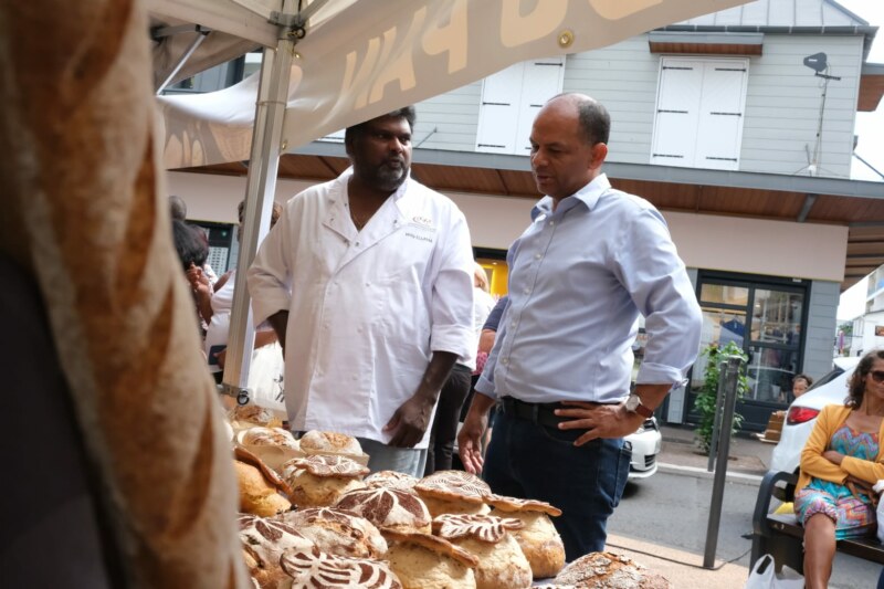 Le centre-ville de Saint-Paul vivre au rythme de la Fête du pain ce mercredi 17 mai 2023. Les apprentis des centres de formation de la Chambre des métiers et de l’artisanat (CMAR) de La Réunion proposent des dégustations au public présent dans l’hyper-centre.