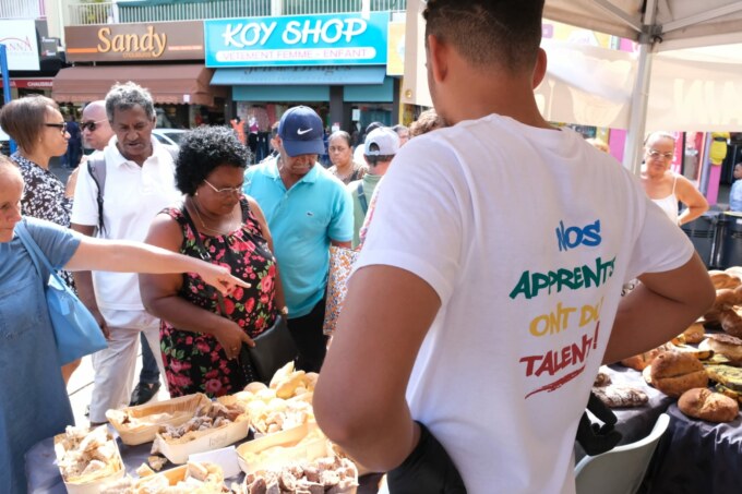 Le centre-ville de Saint-Paul vivre au rythme de la Fête du pain ce mercredi 17 mai 2023. Les apprentis des centres de formation de la Chambre des métiers et de l’artisanat (CMAR) de La Réunion proposent des dégustations au public présent dans l’hyper-centre.