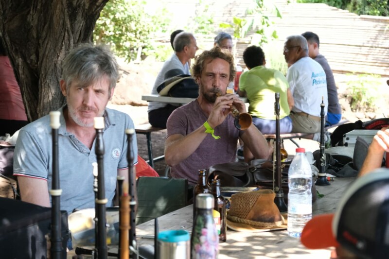 La Fête de la Bretagne continue de rayonner sur le territoire de Saint-Paul, Ville d’Art et d’Histoire ! Découvrez les photos prises à l’emblématique chemin pavé Bellemène où se déroule ce dimanche 21 mai 2023 une rencontre musicale entre des musiciens et des groupes réunionnais mais aussi bretons autour de la bombarde, de la clarinette et de bien d’autres instruments.