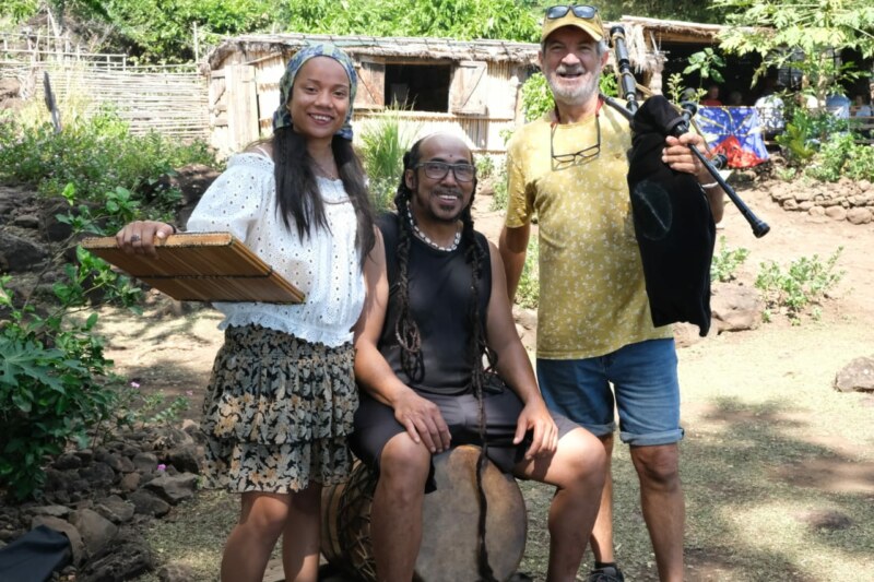 La Fête de la Bretagne continue de rayonner sur le territoire de Saint-Paul, Ville d’Art et d’Histoire ! Découvrez les photos prises à l’emblématique chemin pavé Bellemène où se déroule ce dimanche 21 mai 2023 une rencontre musicale entre des musiciens et des groupes réunionnais mais aussi bretons autour de la bombarde, de la clarinette et de bien d’autres instruments.