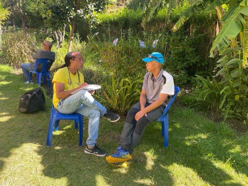 Les premières permanences des travailleurs sociaux du Centre Communal d’Action Sociale de Saint-Paul viennent de se tenir à Mafate ce lundi 15 mai 2023. Cette démarche d’ultra-proximité permet aux habitants du cirque de rencontrer directement dans les îlets les équipes chargées de l’accompagnement social.