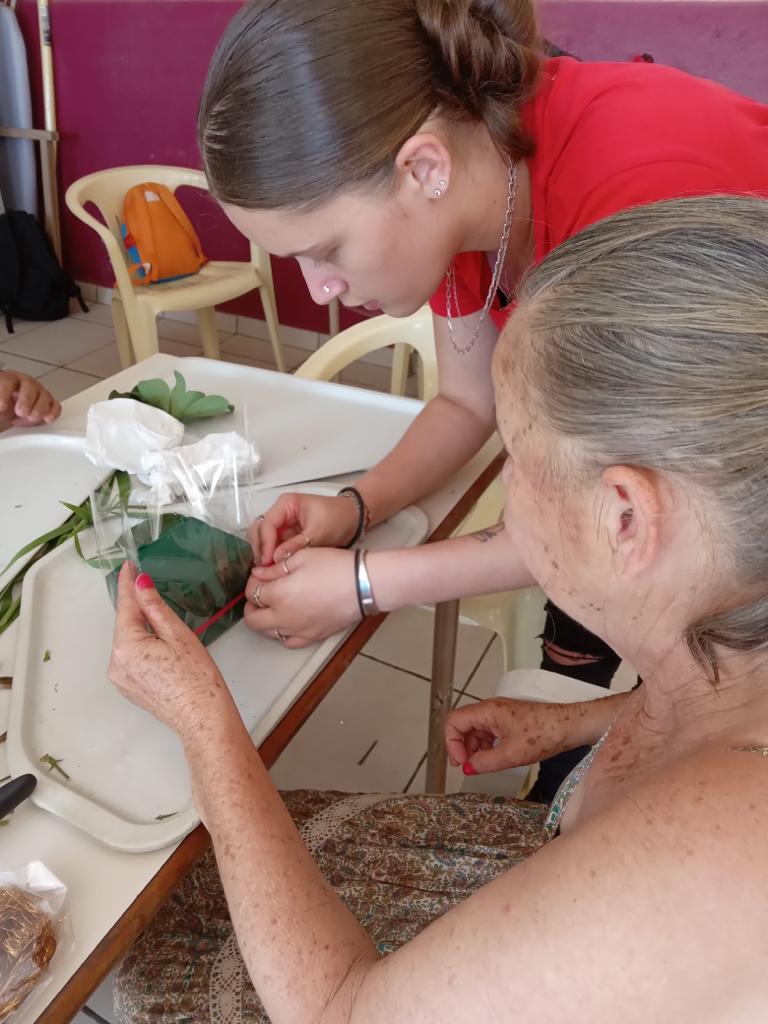 Dans le cadre du déploiement d’actions destinées “bien vieillir”, le local du Guillaume situé en dessous de la Mairie annexe a accueilli, le mardi 9 mai 2023, de 13 à 16 heures, une rencontre intergénérationnelle dédiée au bien-être entre les jeunes de la Maison Familiale et Rurale (MFR) de La Saline et des séniors du club Joie de Vivre.