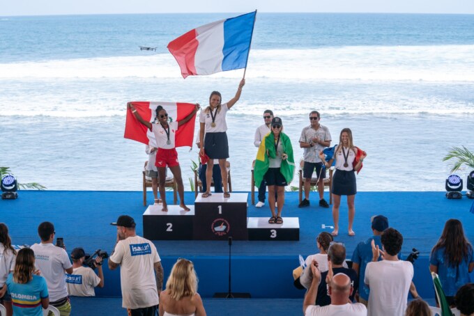 Un exploit légendaire ! Le nom de la Saint-Pauloise, Alice LEMOIGNE, est désormais gravé à jamais dans l’histoire du longboard international. La Saint-Gilloise devient la première athlète à conserver son titre mondial aux championnats du monde de la discipline, organisés le week-end dernier au Salvador. (Photo Fédération Française de Surf)