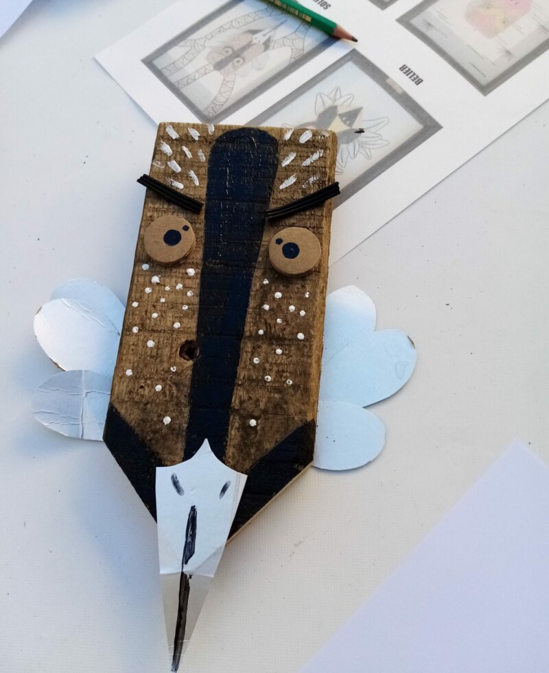 La Longère Sudel-FUMA accueille un atelier particulier ce mardi 16 mai 2023. Grâce à leur imagination, des marmay de Saint-Paul fabriquent des zoizos péi personnalisés. Matériaux de récupération, métal, plastique, bois : les enfants peaufinent leur réalisation avec l’aide de l’artiste, Claire MÉZAILLES, du duo Rdutemps formé avec Julien GAILLOT.