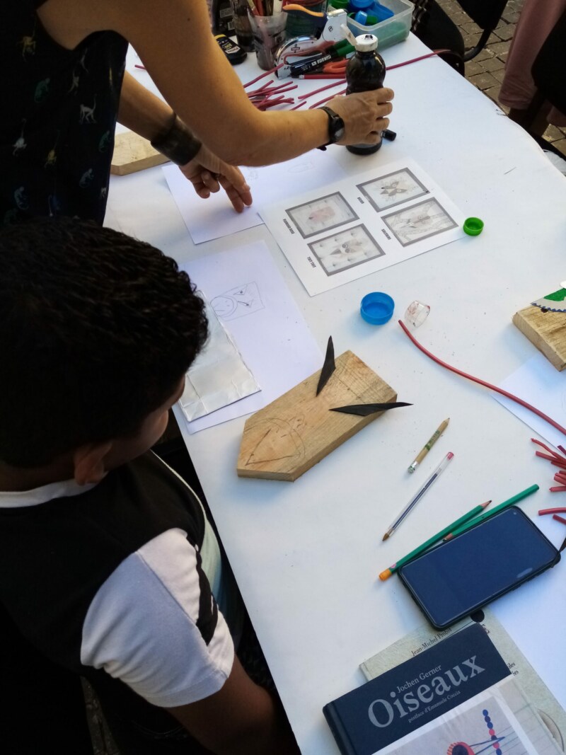 La Longère Sudel-FUMA accueille un atelier particulier ce mardi 16 mai 2023. Grâce à leur imagination, des marmay de Saint-Paul fabriquent des zoizos péi personnalisés. Matériaux de récupération, métal, plastique, bois : les enfants peaufinent leur réalisation avec l’aide de l’artiste, Claire MÉZAILLES, du duo Rdutemps formé avec Julien GAILLOT.