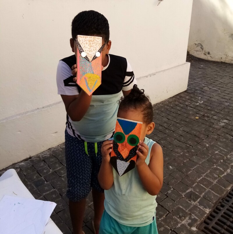 La Longère Sudel-FUMA accueille un atelier particulier ce mardi 16 mai 2023. Grâce à leur imagination, des marmay de Saint-Paul fabriquent des zoizos péi personnalisés. Matériaux de récupération, métal, plastique, bois : les enfants peaufinent leur réalisation avec l’aide de l’artiste, Claire MÉZAILLES, du duo Rdutemps formé avec Julien GAILLOT.