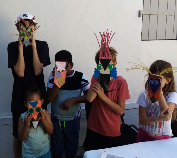 La Longère Sudel-FUMA accueille un atelier particulier ce mardi 16 mai 2023. Grâce à leur imagination, des marmay de Saint-Paul fabriquent des zoizos péi personnalisés. Matériaux de récupération, métal, plastique, bois : les enfants peaufinent leur réalisation avec l’aide de l’artiste, Claire MÉZAILLES, du duo Rdutemps formé avec Julien GAILLOT.