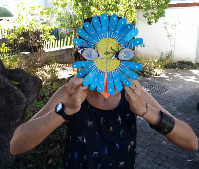 La Longère Sudel-FUMA accueille un atelier particulier ce mardi 16 mai 2023. Grâce à leur imagination, des marmay de Saint-Paul fabriquent des zoizos péi personnalisés. Matériaux de récupération, métal, plastique, bois : les enfants peaufinent leur réalisation avec l’aide de l’artiste, Claire MÉZAILLES, du duo Rdutemps formé avec Julien GAILLOT.