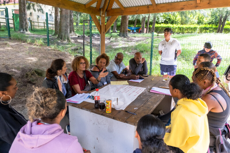 L’opération Mafate i koz se tient dans le cirque du dimanche 14 au mardi 16 mai 2023. Cet événement, proposé par la Ville de Saint-Paul, se déroule grâce à l’accompagnement actif du Comité Régional des Associations de Jeunesse et d'Éducation Populaire (CRAJEP) de La Réunion et de leurs partenaires. Direction l'école de l’îlet de Marla et ses abords ce lundi 15 mai pour 43 jeunes Mafatais.
