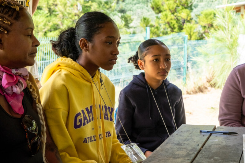 L’opération Mafate i koz se tient dans le cirque du dimanche 14 au mardi 16 mai 2023. Cet événement, proposé par la Ville de Saint-Paul, se déroule grâce à l’accompagnement actif du Comité Régional des Associations de Jeunesse et d'Éducation Populaire (CRAJEP) de La Réunion et de leurs partenaires. Direction l'école de l’îlet de Marla et ses abords ce lundi 15 mai pour 43 jeunes Mafatais.