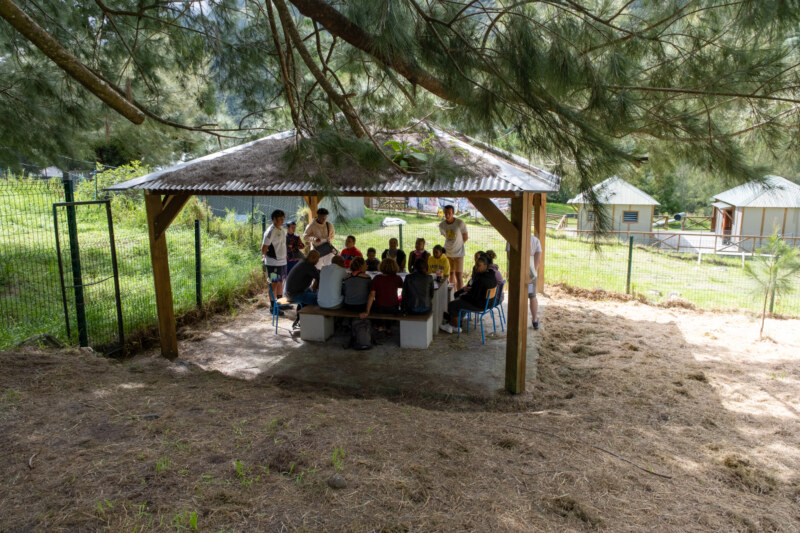 L’opération Mafate i koz se tient dans le cirque du dimanche 14 au mardi 16 mai 2023. Cet événement, proposé par la Ville de Saint-Paul, se déroule grâce à l’accompagnement actif du Comité Régional des Associations de Jeunesse et d'Éducation Populaire (CRAJEP) de La Réunion et de leurs partenaires. Direction l'école de l’îlet de Marla et ses abords ce lundi 15 mai pour 43 jeunes Mafatais.