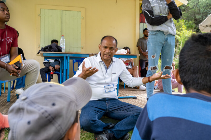 L’opération Mafate i koz se tient dans le cirque du dimanche 14 au mardi 16 mai 2023. Cet événement, proposé par la Ville de Saint-Paul, se déroule grâce à l’accompagnement actif du Comité Régional des Associations de Jeunesse et d'Éducation Populaire (CRAJEP) de La Réunion et de leurs partenaires. Direction l'école de l’îlet de Marla et ses abords ce lundi 15 mai pour 43 jeunes Mafatais.