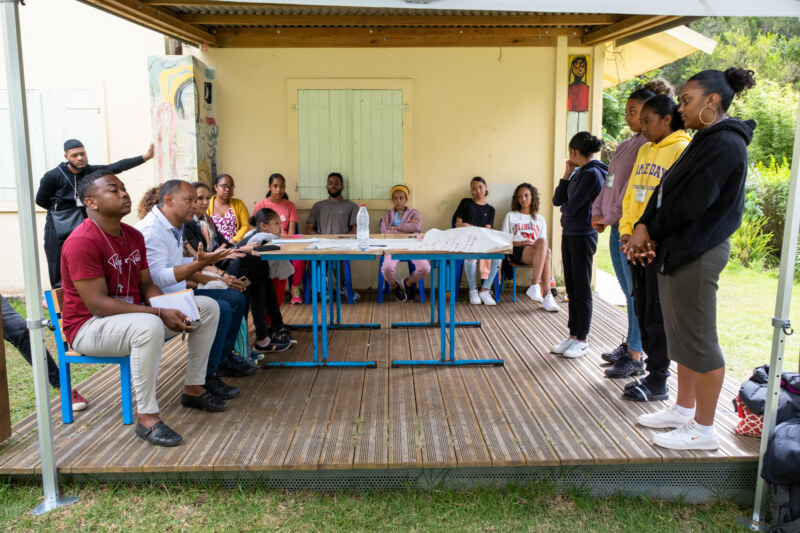 L’opération Mafate i koz se tient dans le cirque du dimanche 14 au mardi 16 mai 2023. Cet événement, proposé par la Ville de Saint-Paul, se déroule grâce à l’accompagnement actif du Comité Régional des Associations de Jeunesse et d'Éducation Populaire (CRAJEP) de La Réunion et de leurs partenaires. Direction l'école de l’îlet de Marla et ses abords ce lundi 15 mai pour 43 jeunes Mafatais.