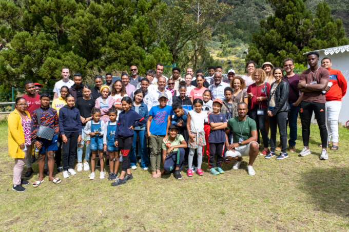 L’opération Mafate i koz se tient dans le cirque du dimanche 14 au mardi 16 mai 2023. Cet événement, proposé par la Ville de Saint-Paul, se déroule grâce à l’accompagnement actif du Comité Régional des Associations de Jeunesse et d'Éducation Populaire (CRAJEP) de La Réunion et de leurs partenaires. Direction l'école de l’îlet de Marla et ses abords ce lundi 15 mai pour 43 jeunes Mafatais.
