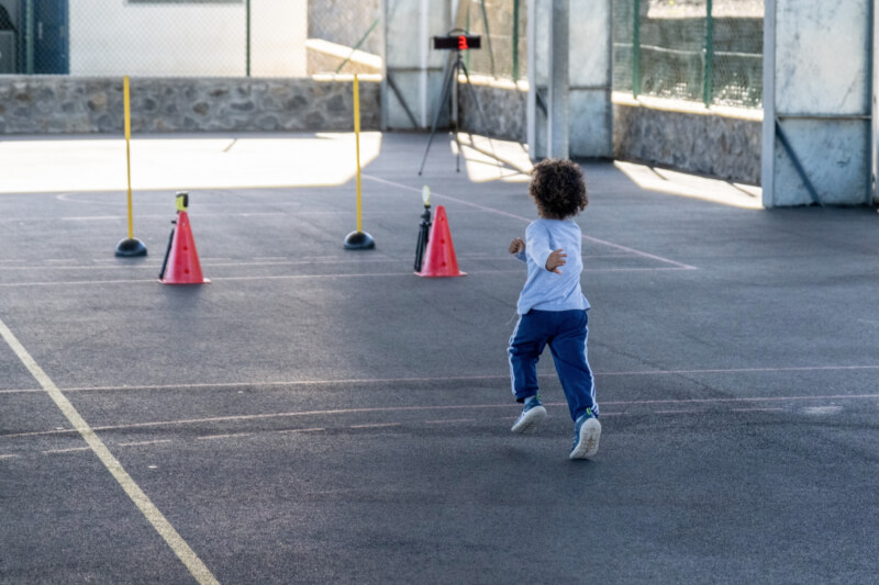 Direction le quartier de l’Éperon pour une dizaine de jeunes ce mardi 16 mai 2023. Toutes et tous participent à une opération d'athlétisme d’ultra-proximité au plus près de chez eux.