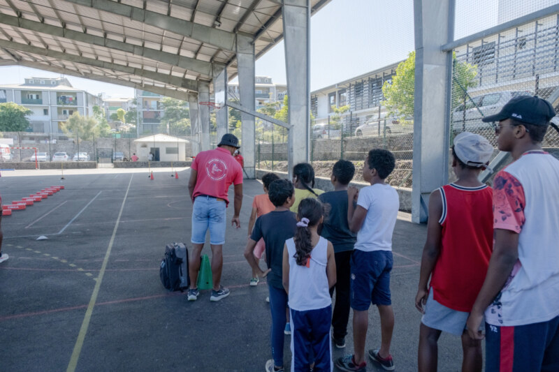 Direction le quartier de l’Éperon pour une dizaine de jeunes ce mardi 16 mai 2023. Toutes et tous participent à une opération d'athlétisme d’ultra-proximité au plus près de chez eux.