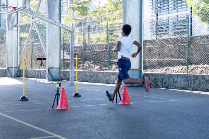 Direction le quartier de l’Éperon pour une dizaine de jeunes ce mardi 16 mai 2023. Toutes et tous participent à une opération d'athlétisme d’ultra-proximité au plus près de chez eux.