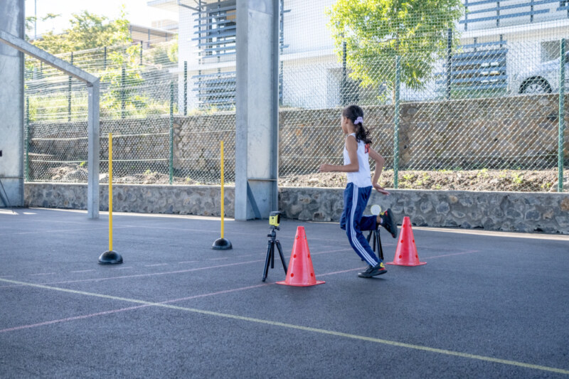 Direction le quartier de l’Éperon pour une dizaine de jeunes ce mardi 16 mai 2023. Toutes et tous participent à une opération d'athlétisme d’ultra-proximité au plus près de chez eux.